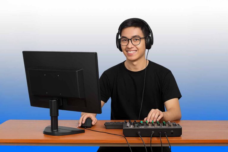 Operator Livestreaming Kreaviz bertugas mengelola sistem OBS, kamera, dan audio selama siaran e-commerce Shopee dan TikTok Live.