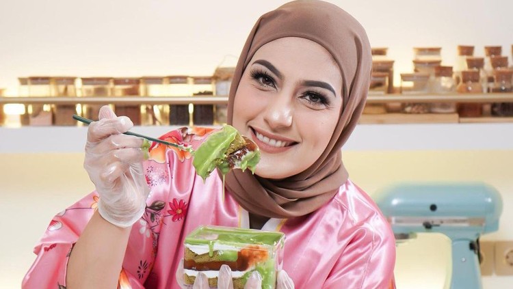 Studi kasus Bittersweet by Najla yang sukses meningkatkan omzet penjualan e-commerce lewat Shopee Live dengan dukungan live streaming.
