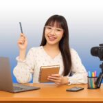 Content Creator Kreaviz memproduksi konten digital, mengatur shooting, dan membuat materi promosi Shopee Live & TikTok Live Shopping.